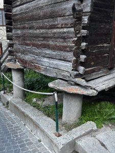ИИ каменные аномалии в швейцарских горах: новый взгляд на таинственные скальные «блины» 2 ИИ каменные аномалии швейцарских гор